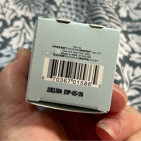 Peter Thomas Roth Water Drench Broad Spectrum Hyaluronic Cloud Moisturizer SPF45 - Picture 5 of 8